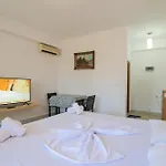 Garden Side & Glamping *