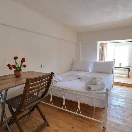 Aparthotel Garden Side & Glamping Ksamil