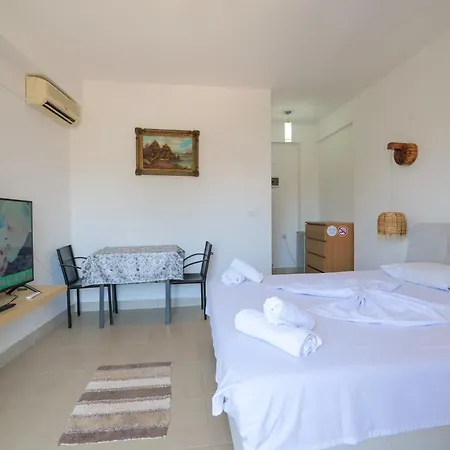 Garden Side & Glamping קסאמיל