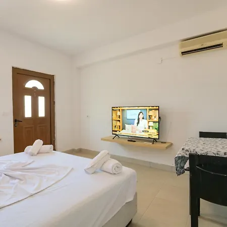 Garden Side & Glamping מלון דירות