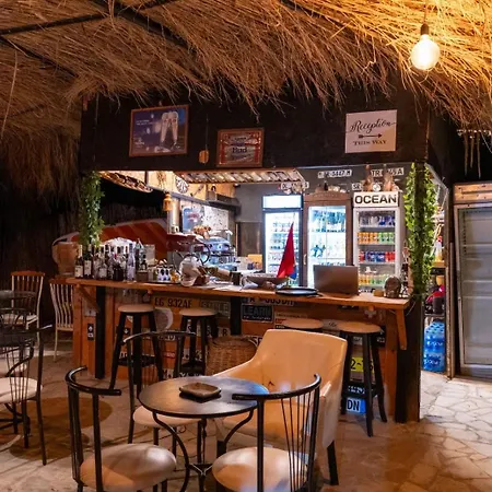 Garden Side & Glamping מלון דירות
